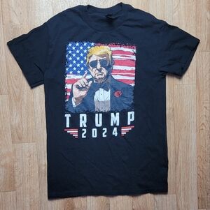 Gildan Trump 2024 Black Graphic Tee with Flag Design Size S Black